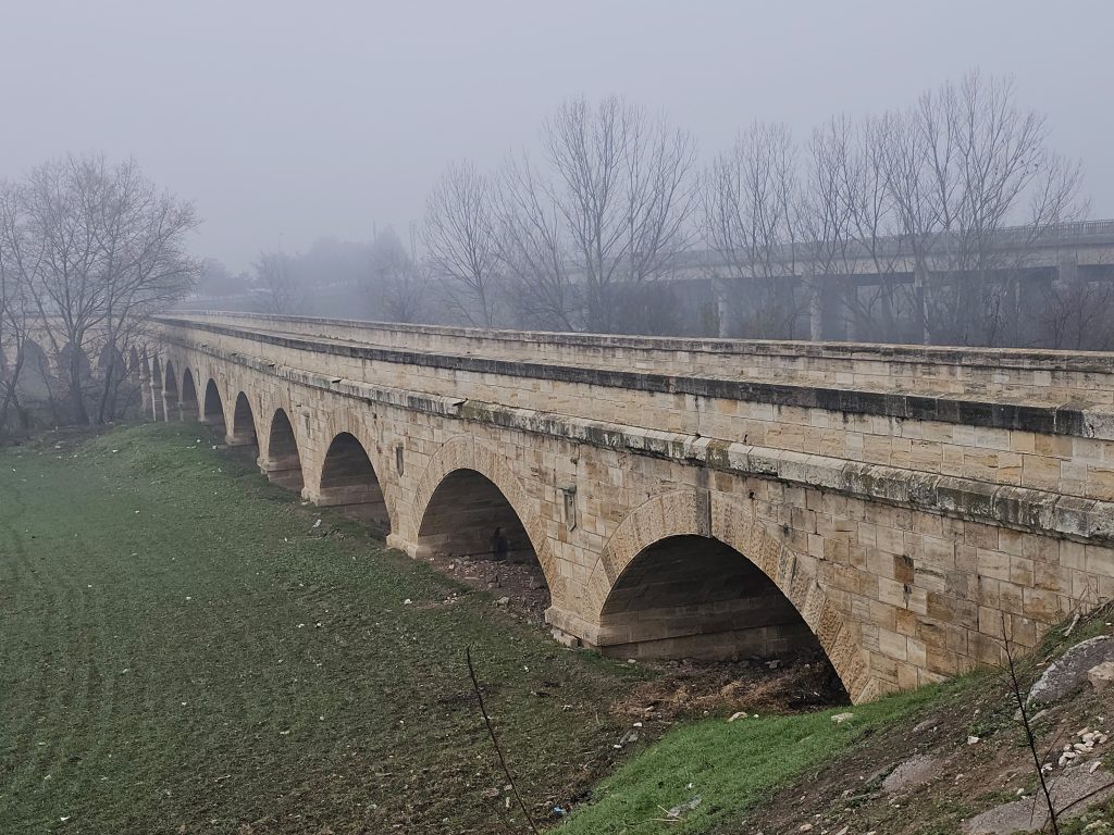 Carska prestonica
Turski sultan Murat I je 1369. godine, a možda i nešto ranije, osvojio Hadrijanopolis, drevni, strateški postavljen grad na evropskom tlu i odmah u njega premestio svoju prestonicu. Time je najavio ambiciozni plan daljih osvajanja u Evropi, što će pokrenuti tok sudbonosnih događaja i promeniti istoriju. Danas se taj grad se zove Edirne, na srpskom je poznat i kao Jedrene, a nekadašnje ime, Drinopolje, potpuno je ispalo iz upotrebe. 
